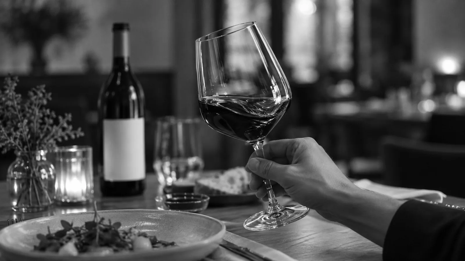 Como provar vinho em cinco passos para recomendar melhor na sala