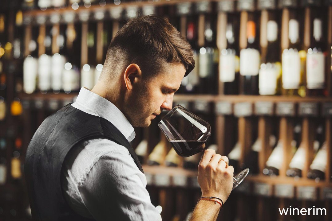 sommelier probando un vino para maridaje