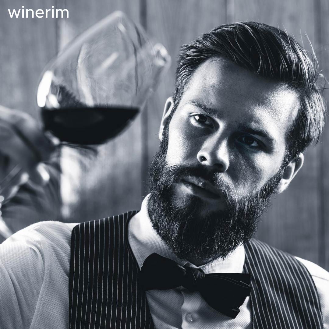 sommelier evaluando un vino tinto